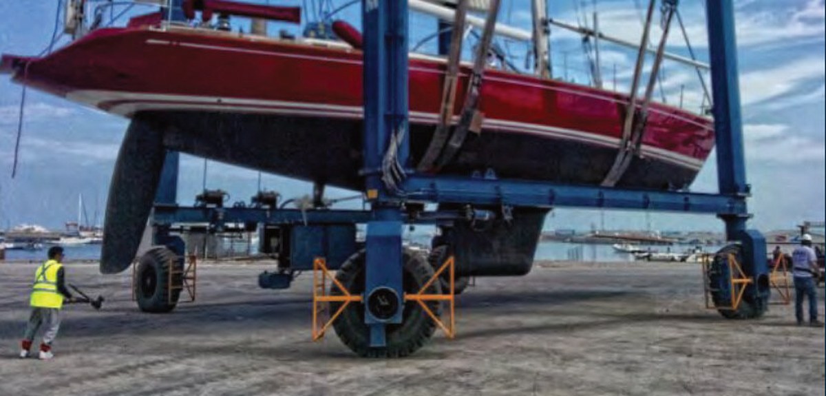Alaggio di una barca a vela