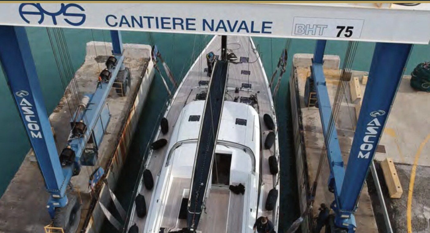 Il travel lift da 75 tonnellate del cantiere AYS