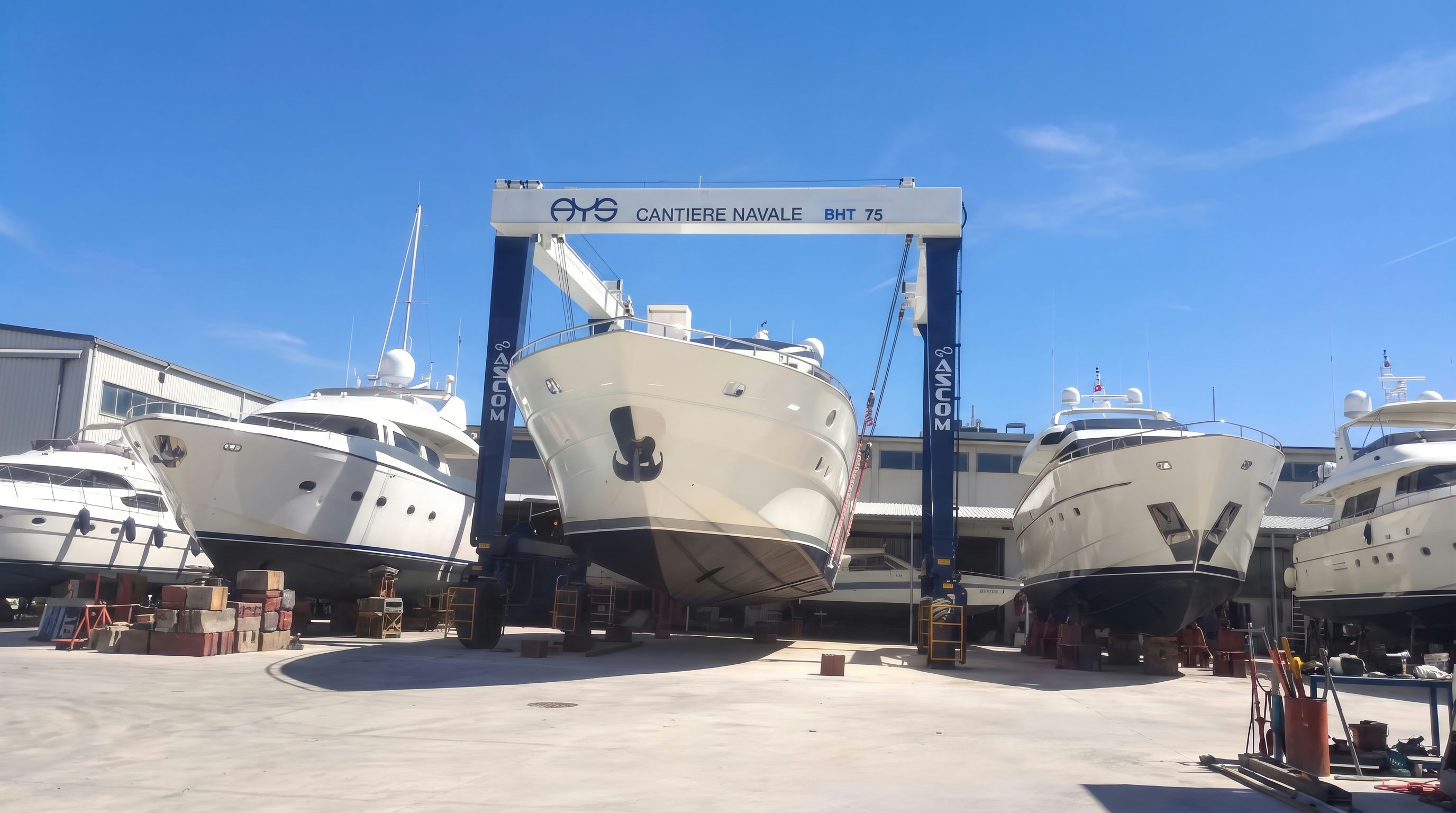 Uno yacht a motore sollevato dal travel lift del cantiere CYS