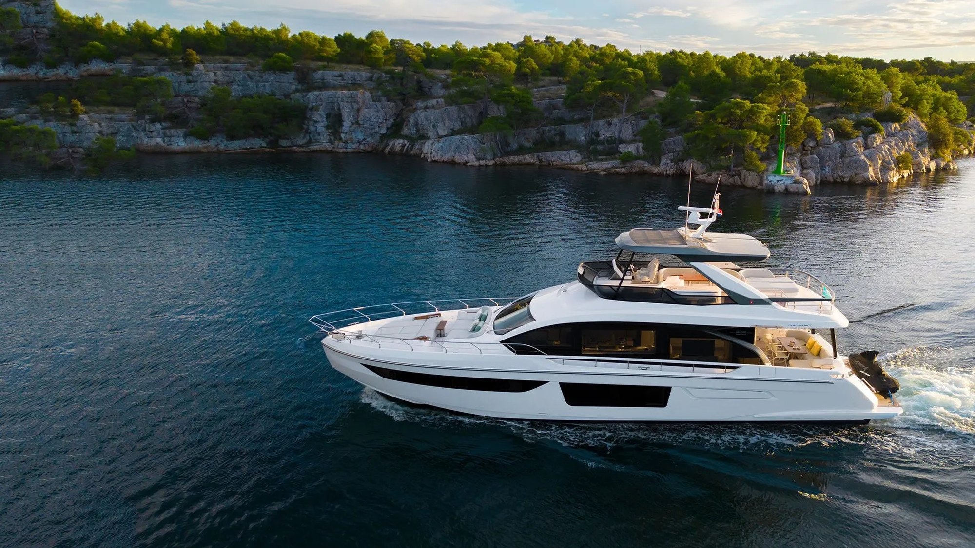 Motoryacht con equipaggio in navigazione lungo la costa croata