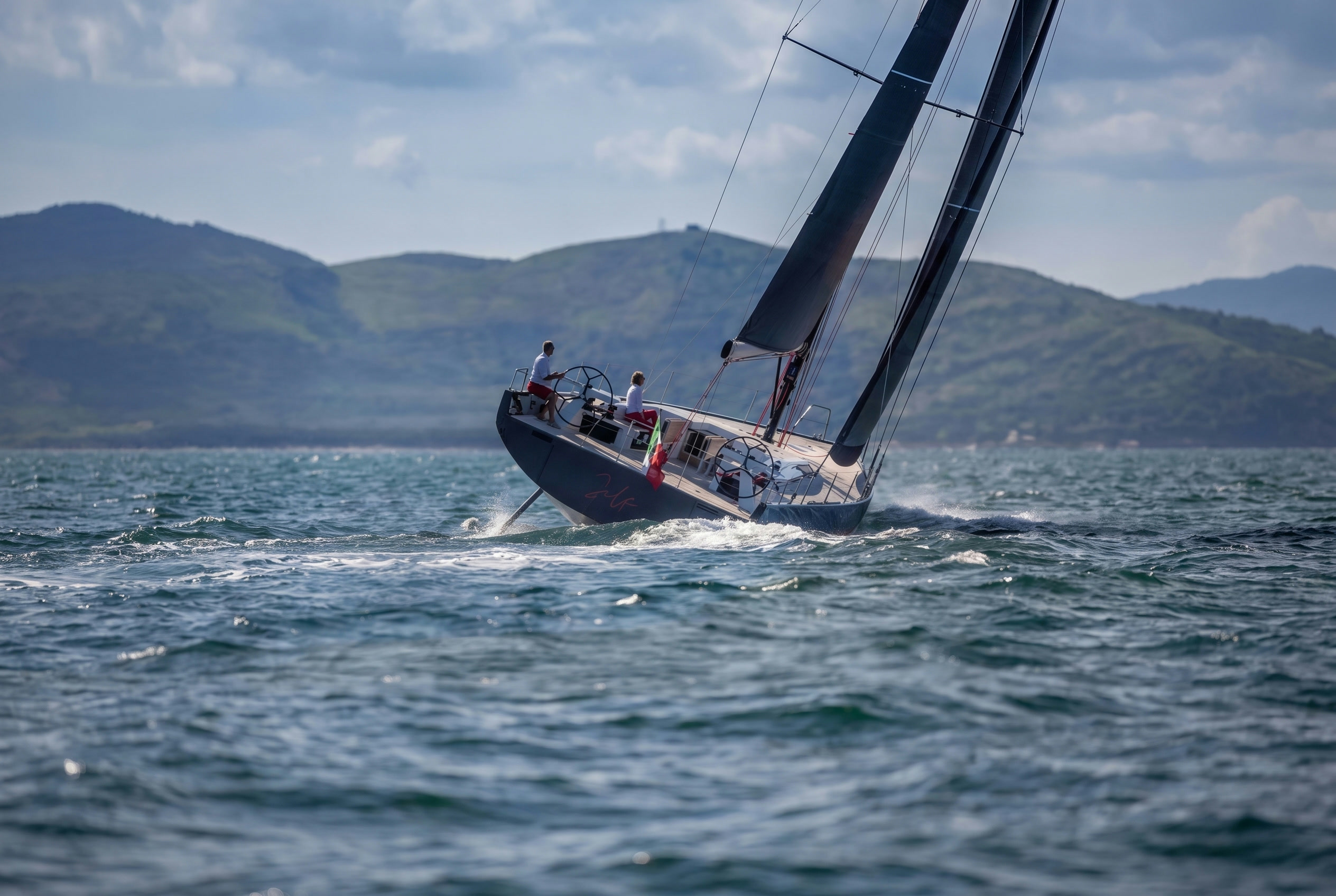 Barca a vela d'altura in regata, seguita da AYS Yacht